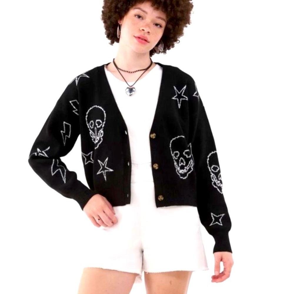 No Boundaries Women's Black Skull Cropped V-Neck Cardigan Button Sweater Size M